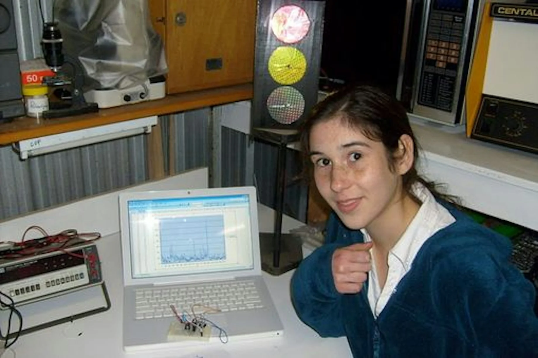 Illustration: Kinder messen mit einem Sensor auf dem Schulhof